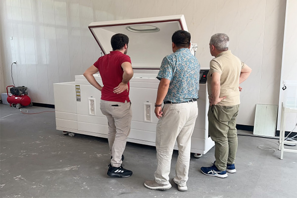 LIB menyambut mitra dari Polandia dan Italia untuk mengunjungi dan membahas Promosi berbagai ruang tes ramah lingkungan